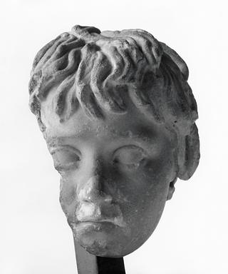 H1469 Skulptur af en ung dreng (Amor?)