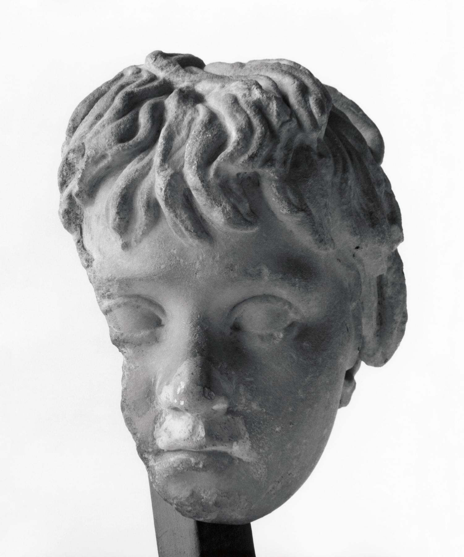 Skulptur af en ung dreng (Amor?), H1469