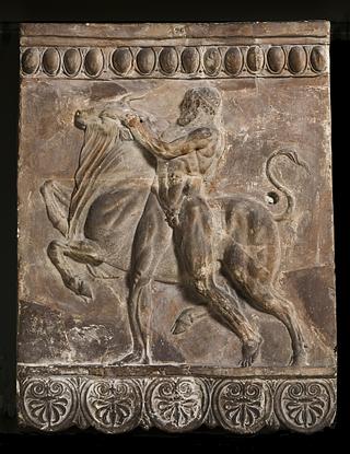 H1096 Campanarelief med Herkules i kamp med den kretensiske tyr