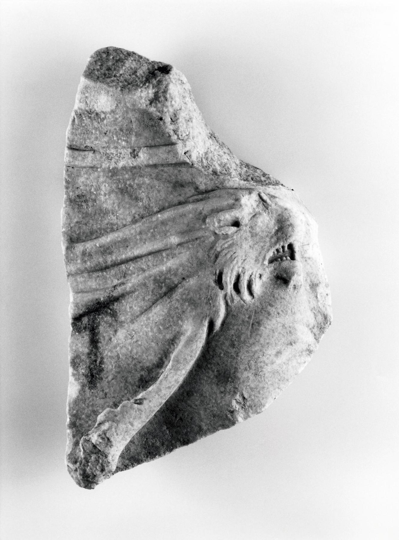 Relief med en hest og et panterskind, H1473