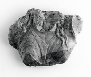 H1472 Relief med en kvindelig torso