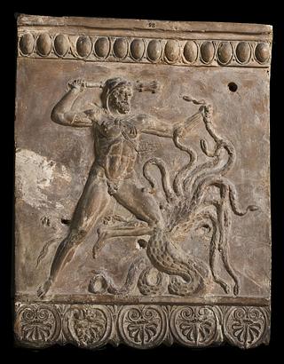 H1098 Campanarelief med Herkules i kamp med den lernæiske Hydra