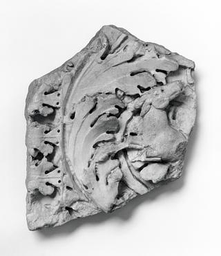 H1478 Arkitektonisk relief med akantusblade og en løbende hjort