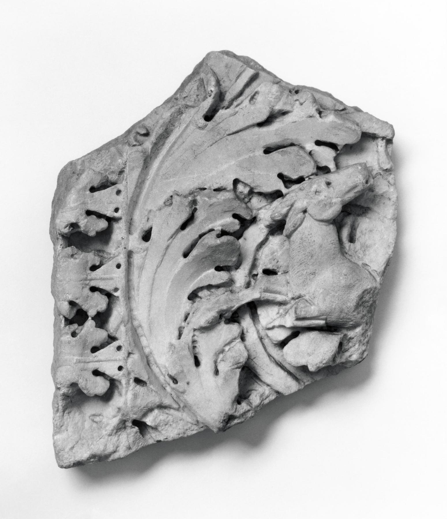 Arkitektonisk relief med akantusblade og en løbende hjort, H1478