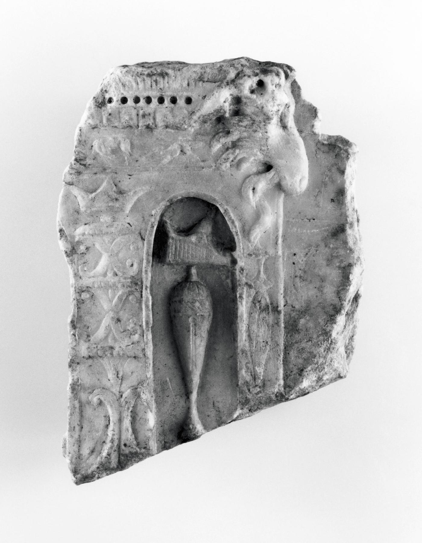 Relief med trefod eller kandelaber, H1481