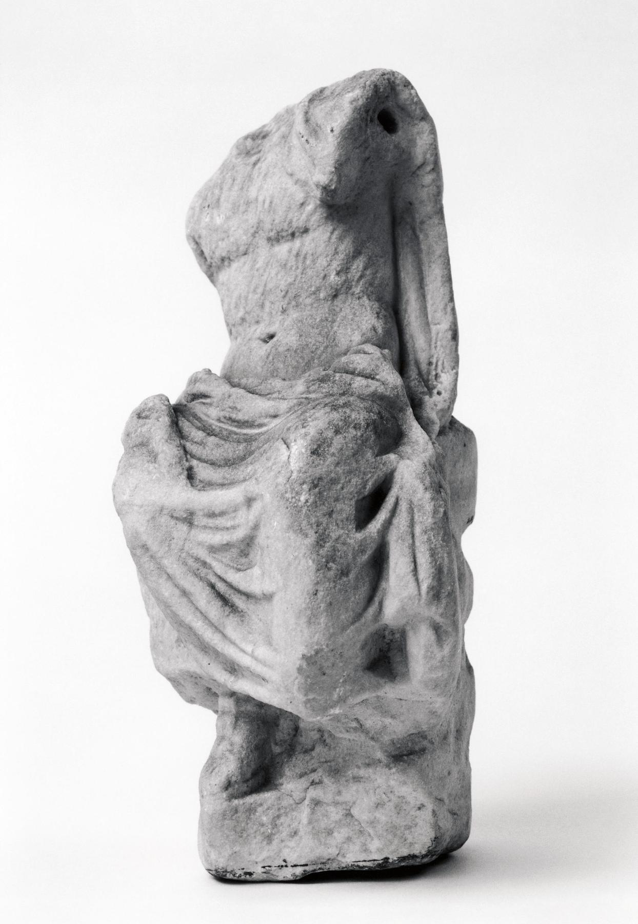Statuette af en siddende gud, H1432