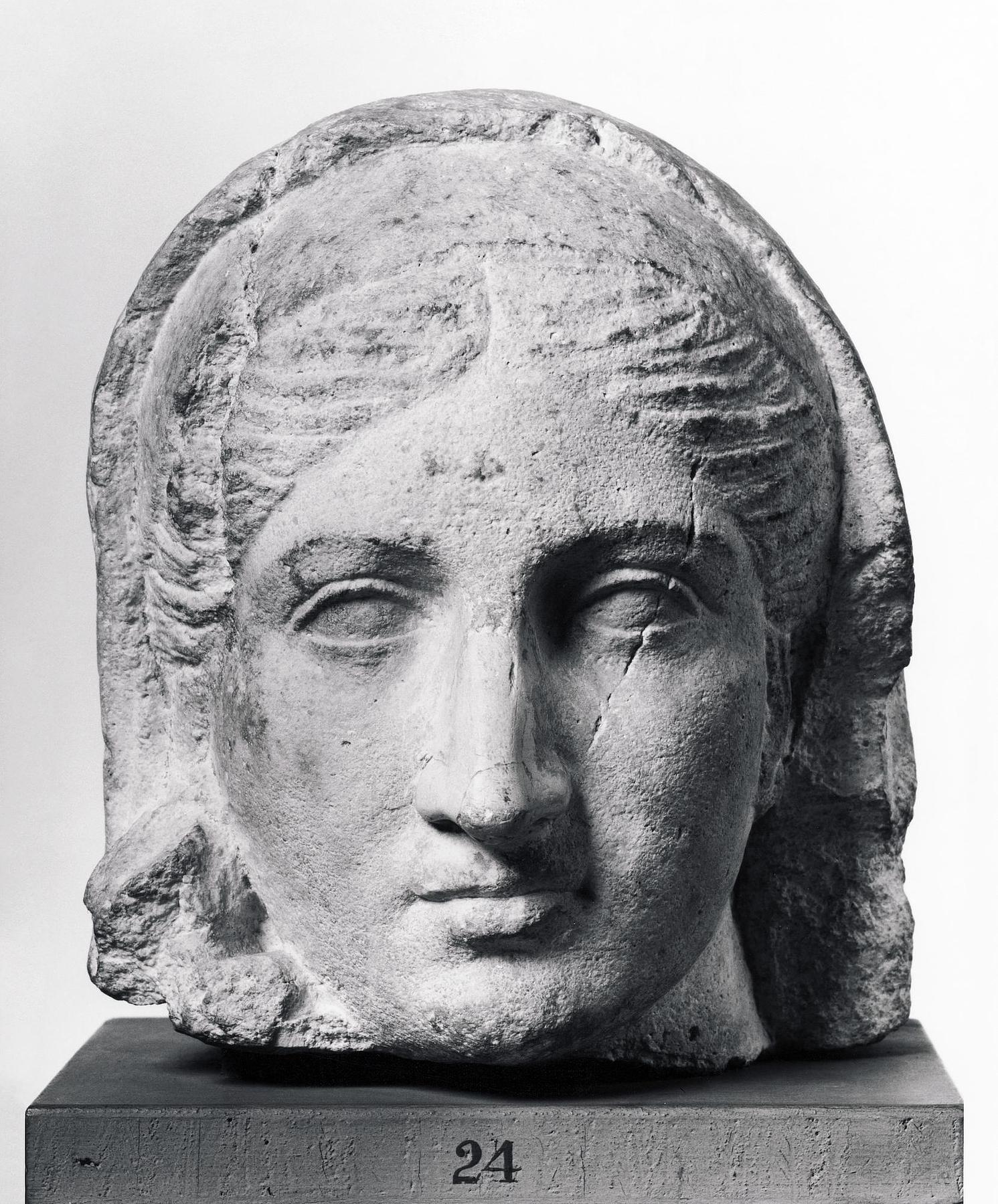 Portrait sculpture of a woman, H1424