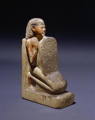 H354 Statuette af en knælende mand med en stele