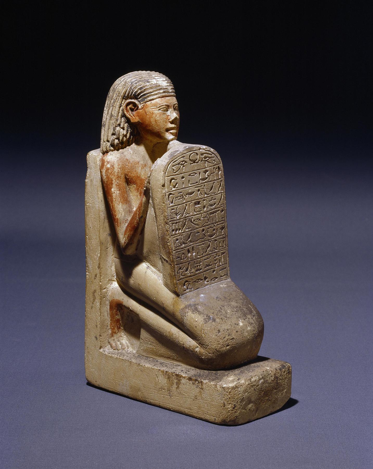 Statuette af en knælende mand med en stele, H354