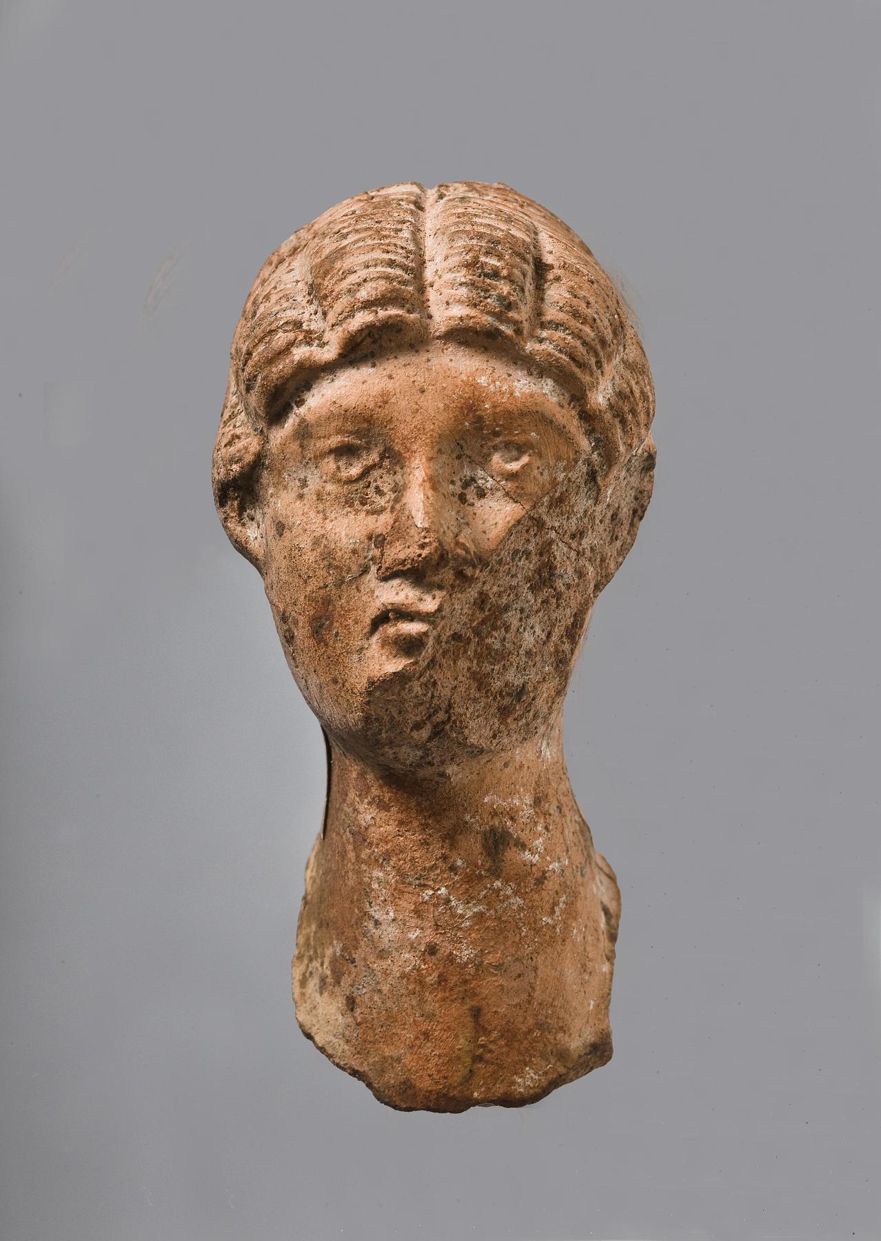 Miniature bust of a woman, H1045
