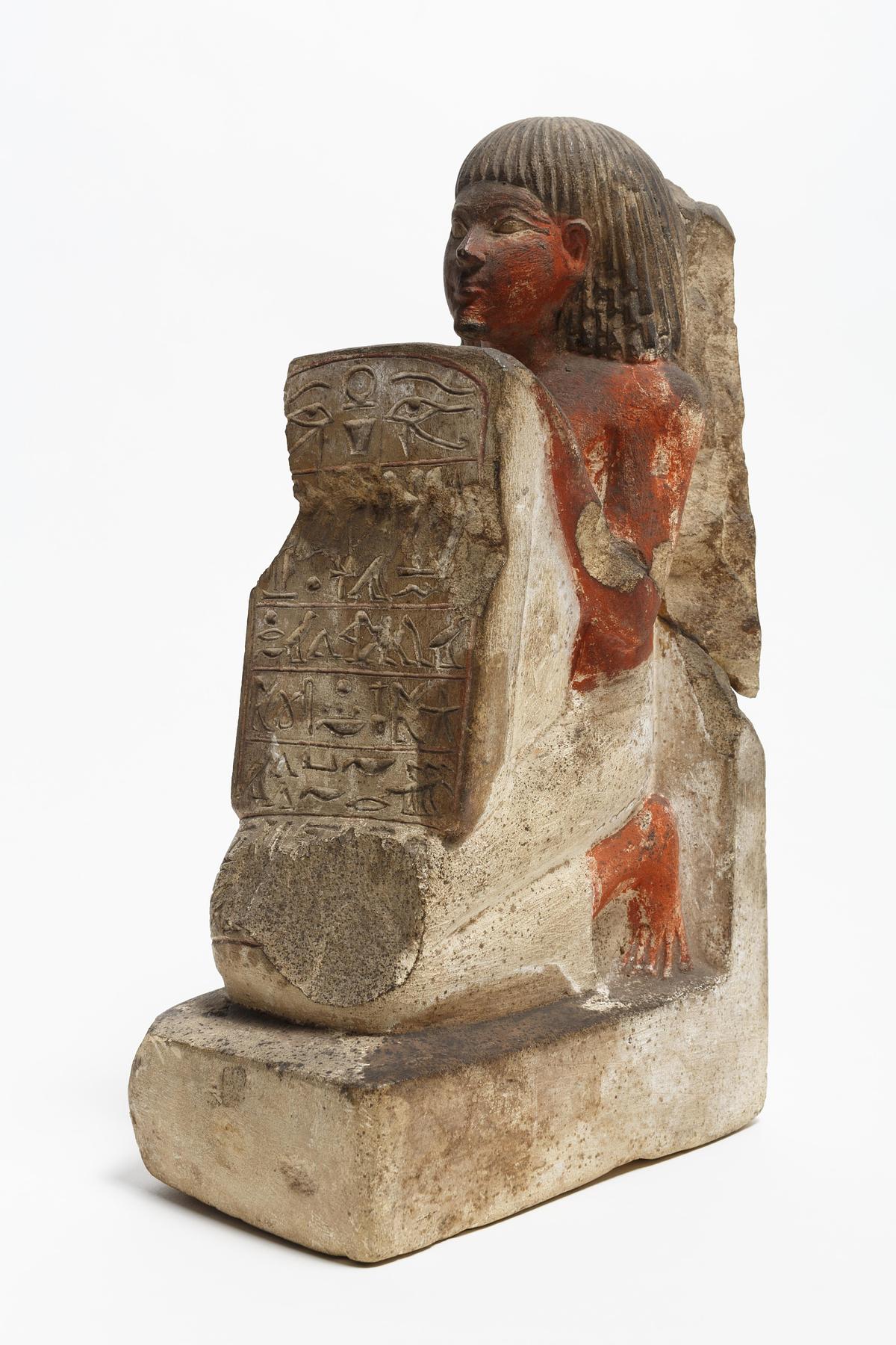 Statuette af en knælende mand med en stele, H355