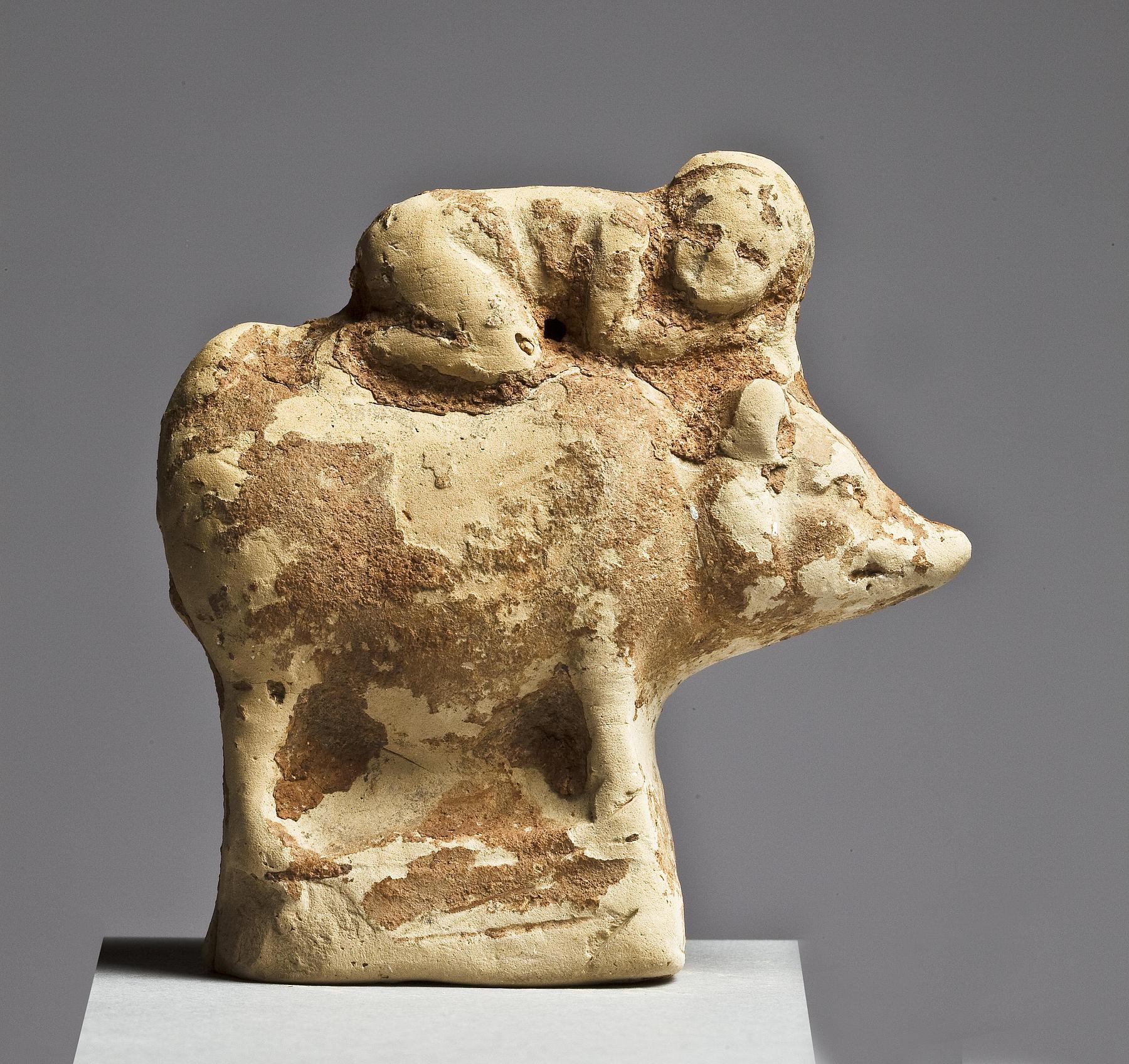 Statuette af en gris med et barn på ryggen, H1048