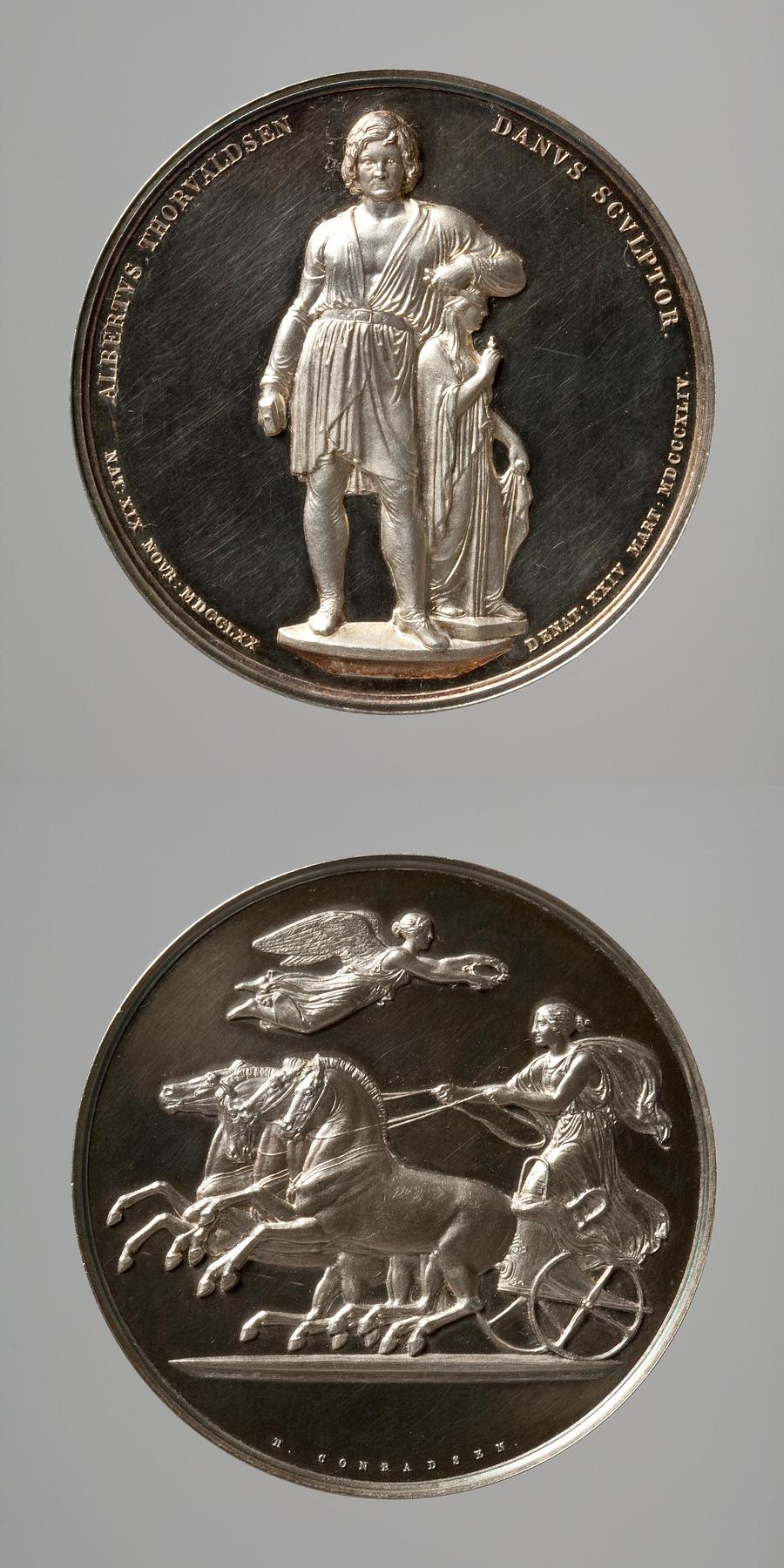 Medal obverse: Bertel Thorvaldsen with the Goddess of Hope. Medal reverse: Victoria approaching a triumphal quadriga, F139