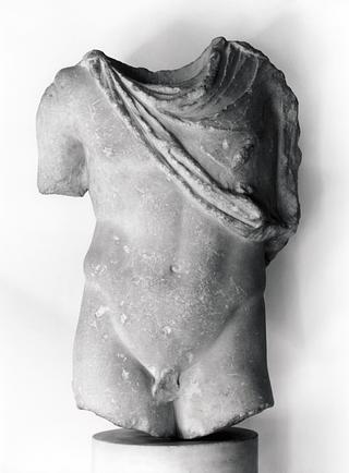 H1429 Skulptur af en ung mand