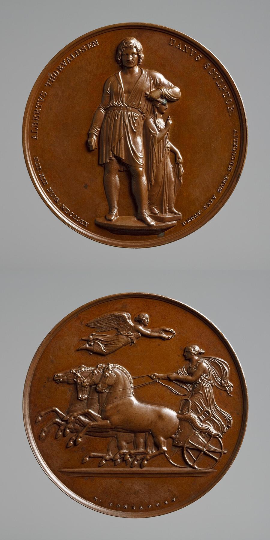 Medal obverse: Bertel Thorvaldsen with the Goddess of Hope. Medal reverse: Victoria approaching a triumphal quadriga, F140