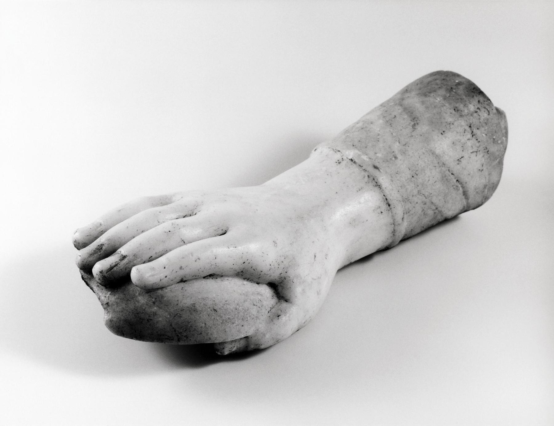 Skulptur af en mand (?) med en offerskål, H1453