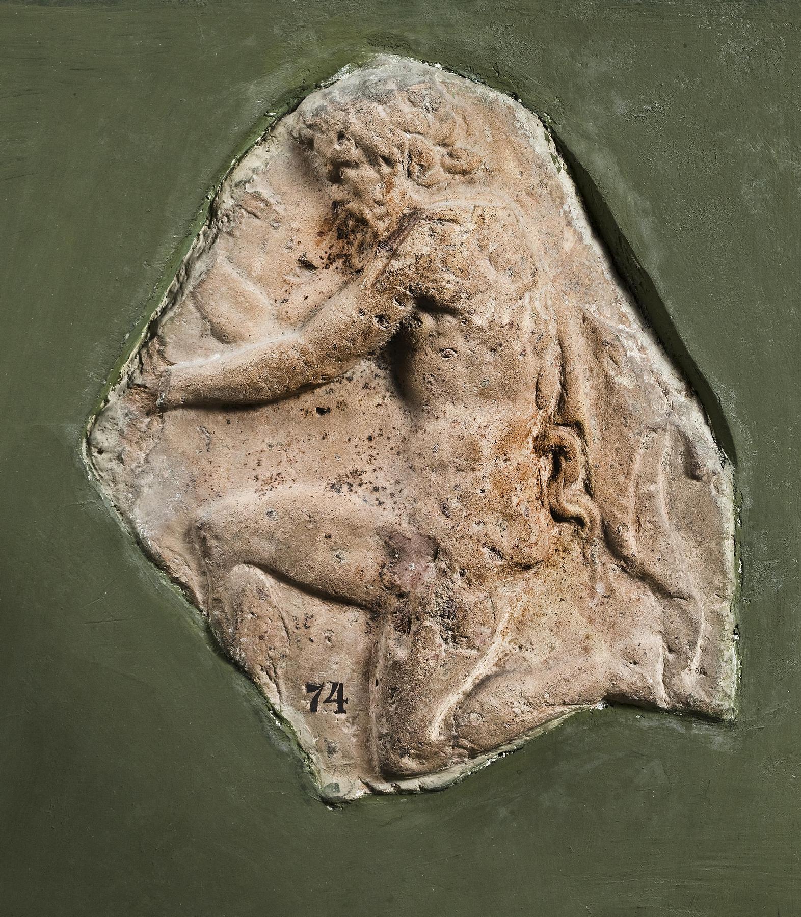 Campanarelief med knælende satyr, H1074