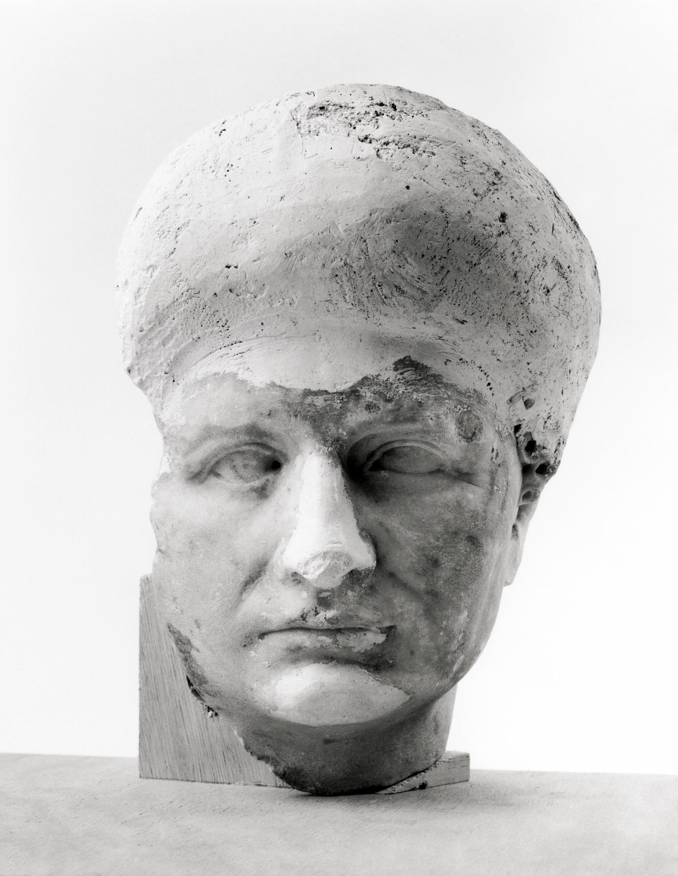 Portrait sculpture of a woman, H1443