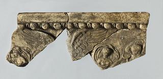 H1069 Campanarelief (?) med siddende kvinder, figur med udbredte vinger (Victoria?) og bevinget yngling med offerskål (patera)