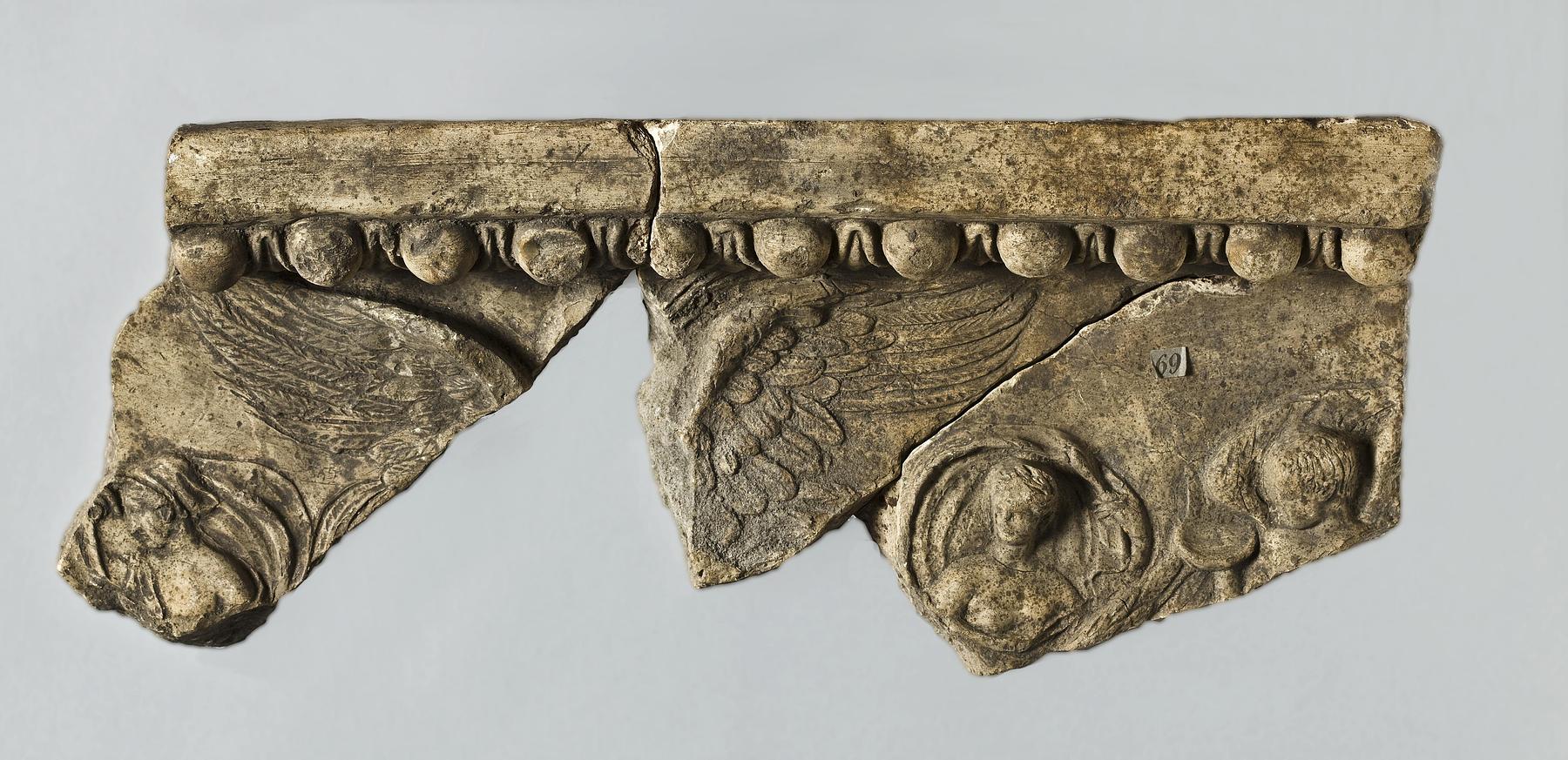 Campanarelief (?) med siddende kvinder, figur med udbredte vinger (Victoria?) og bevinget yngling med offerskål (patera), H1069