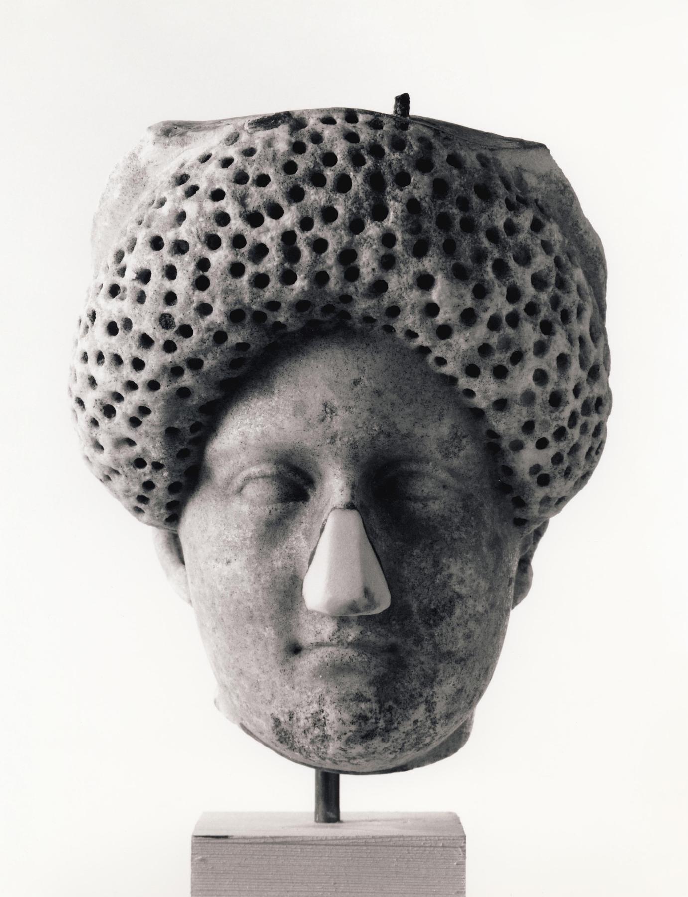 Portrait sculpture of a woman, H1444