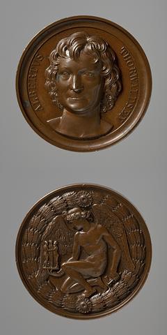 F3 Medaljens forside: Portræt af Thorvaldsen. Medaljens bagside: Billedhuggerkunstens genius knæler med Thorvaldsens Gratierne og Amor i hånden