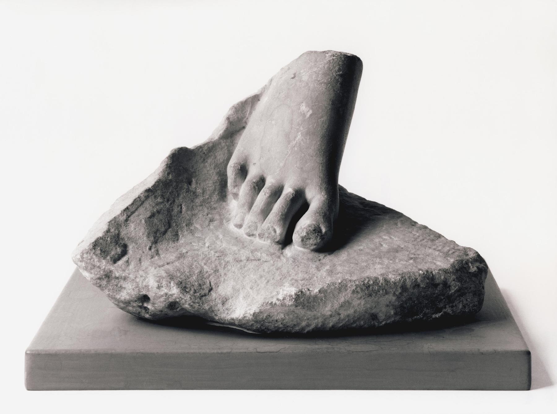 Skulptur af en stående person, H1459