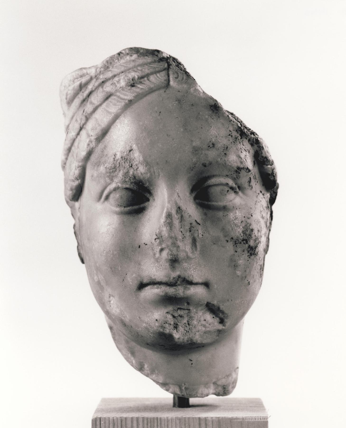 Portrait sculpture of a woman, H1446