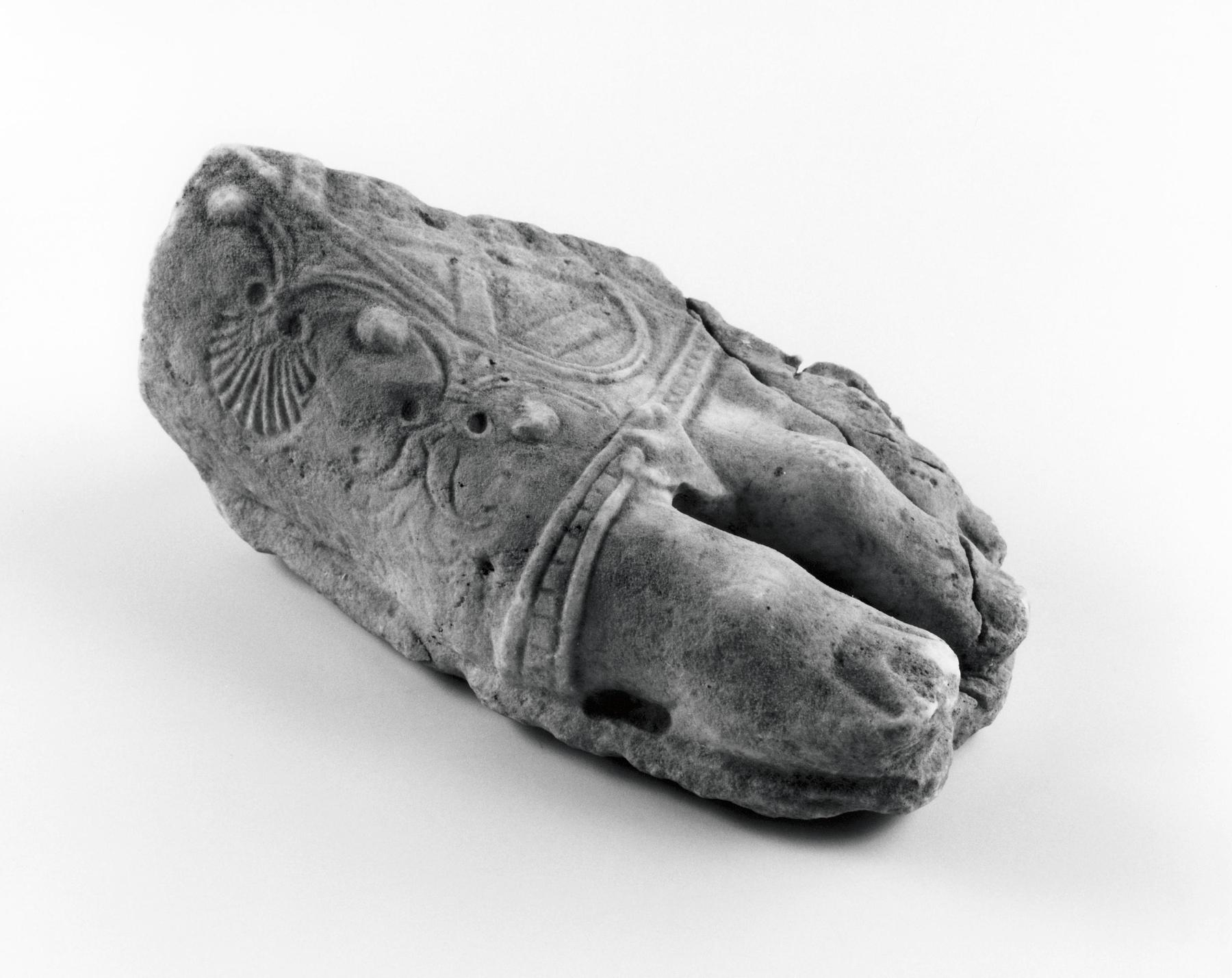 Skulptur over legemsstørrelse af mandlig gud eller kejser, H1462