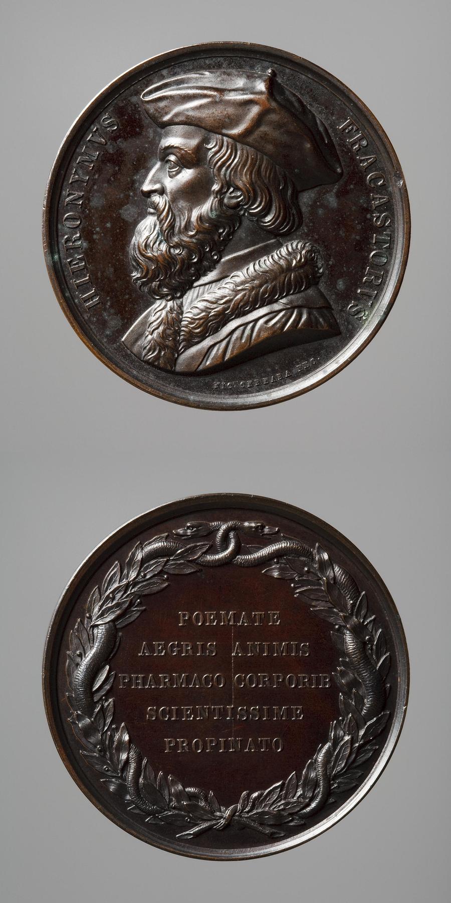 Medaljens forside: Lægen Hieronymus Fracastoro. Medaljens bagside: Inskription og en krans af laurbærgrene og to slanger, F54