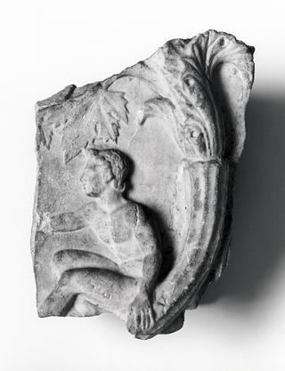 H1482 Arkitektonisk relief med en ung satyr ved en akantusgren (forside) og en ged eller bukke-benet figur ved en akantusgren (bagside)