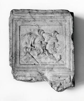 H1484 Pille med relief af to satyrmasker (forside) og blomsterornamenter (sider og bagside)