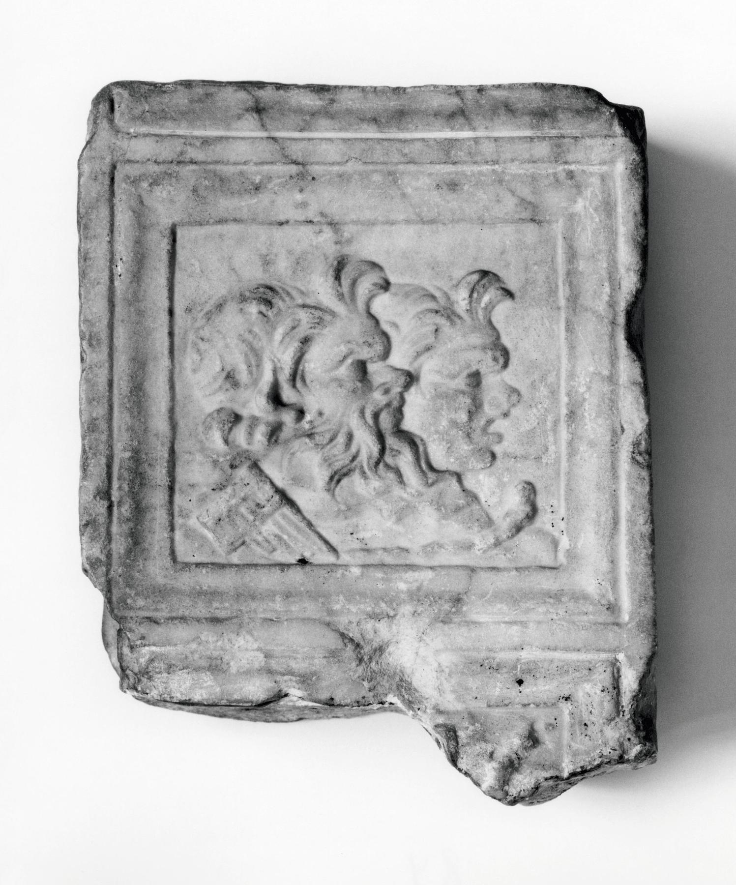 Pille med relief af to satyrmasker (forside) og blomsterornamenter (sider og bagside), H1484