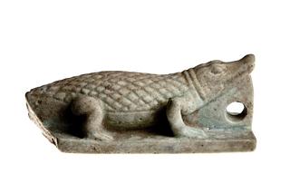 H116 Amulet i form af en krokodille