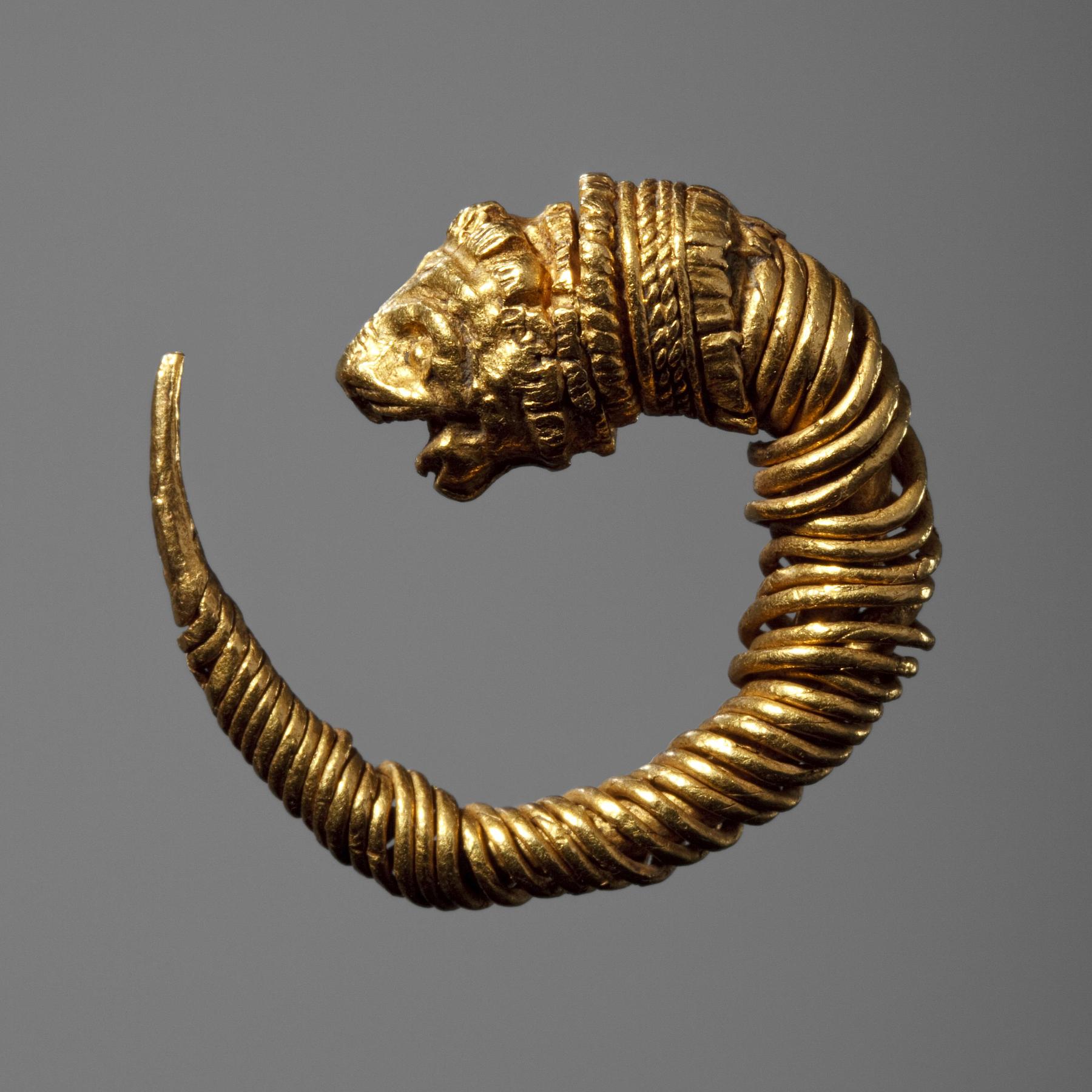 Ear ring with a lions' head, H1839
