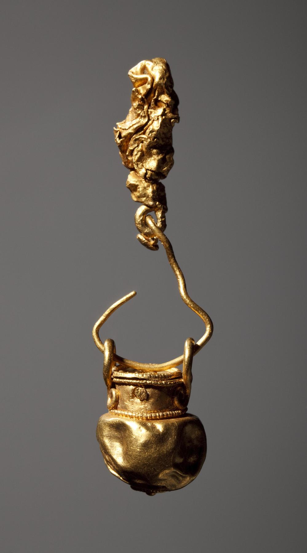 Pendant in the shape of a miniature vase, H1855