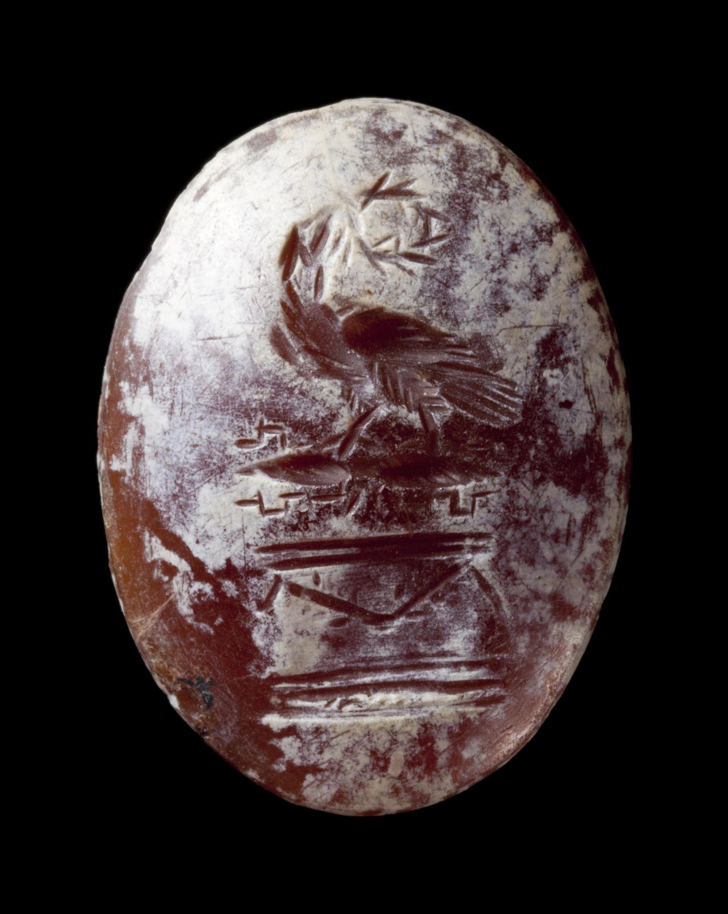 Ørn med en krans i næbbet, siddende på en tordenkile på et alter, I115