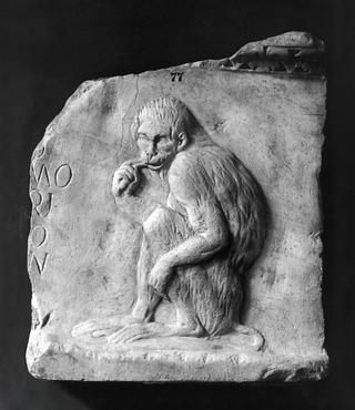 H1477 Relief med en siddende abe og en indskrift