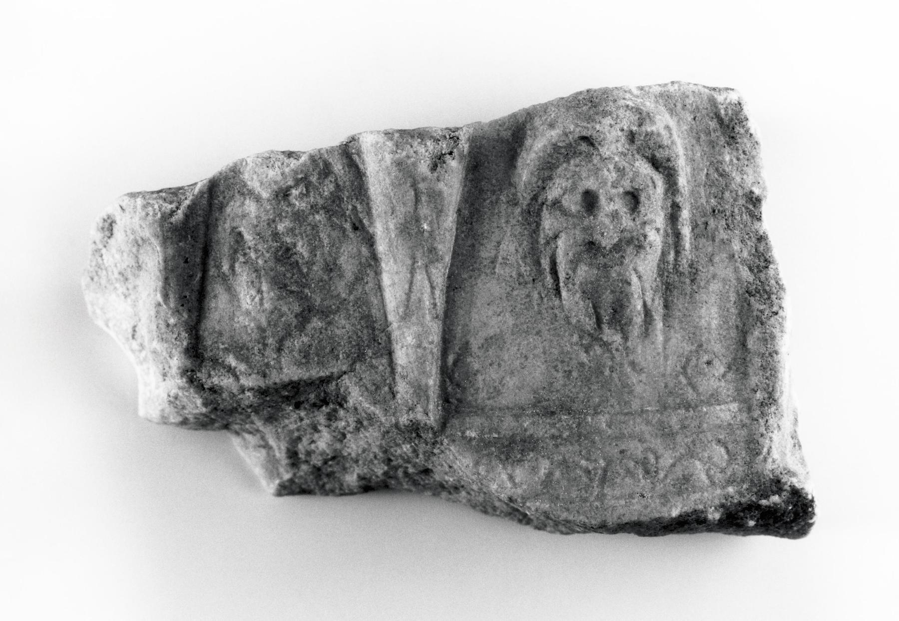 Relief med en trefod (?) og to silenmasker, H1489