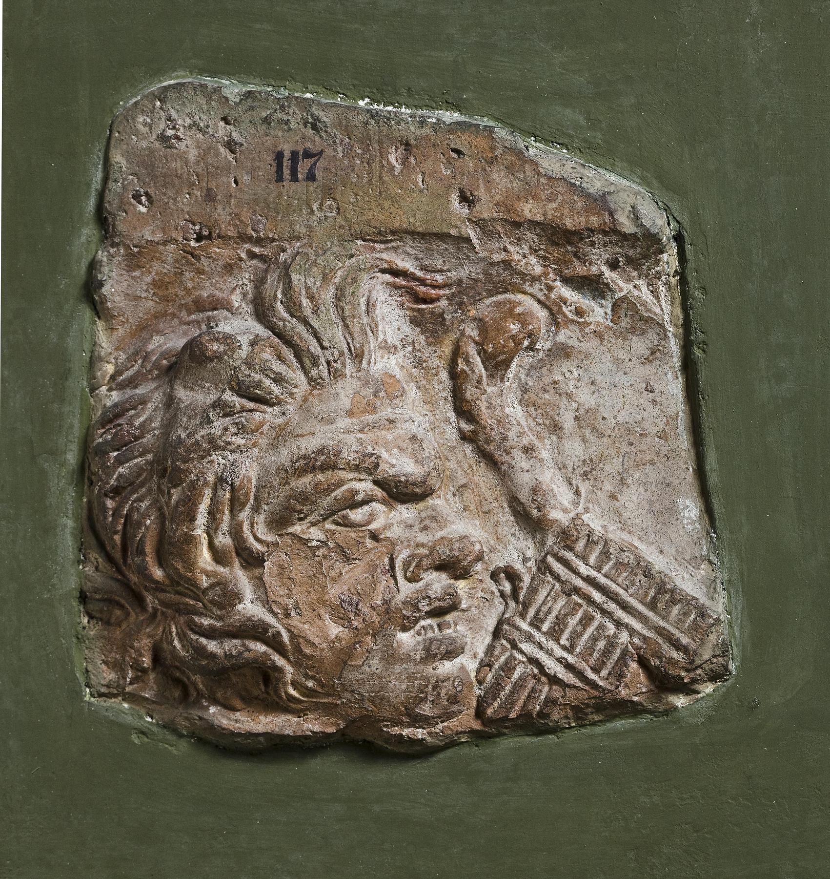 Campanarelief med satyrmaske, fløjte (syrinx) og stav (pedum), H1117