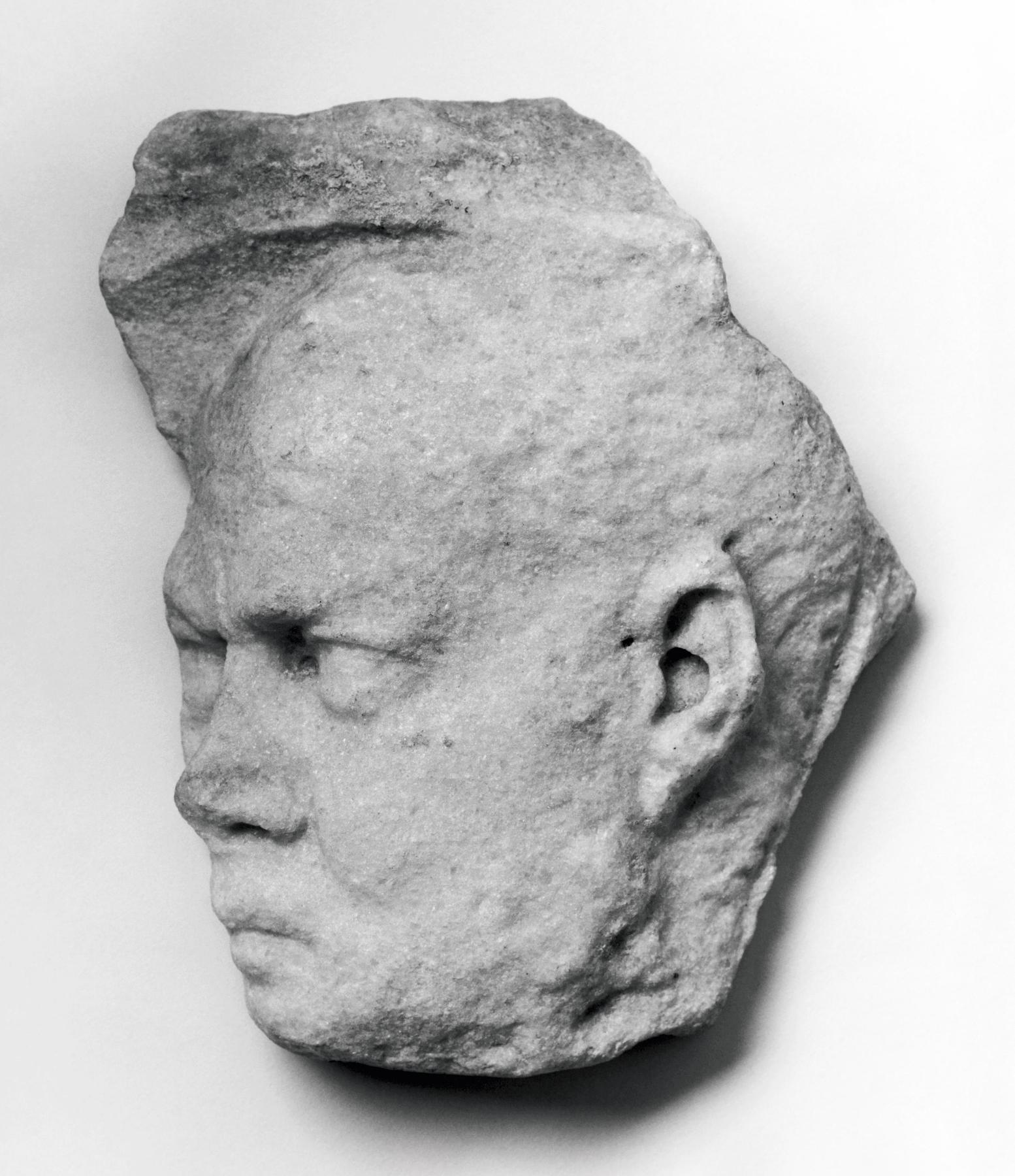 Sarkofagrelief med mandshoved, H1491