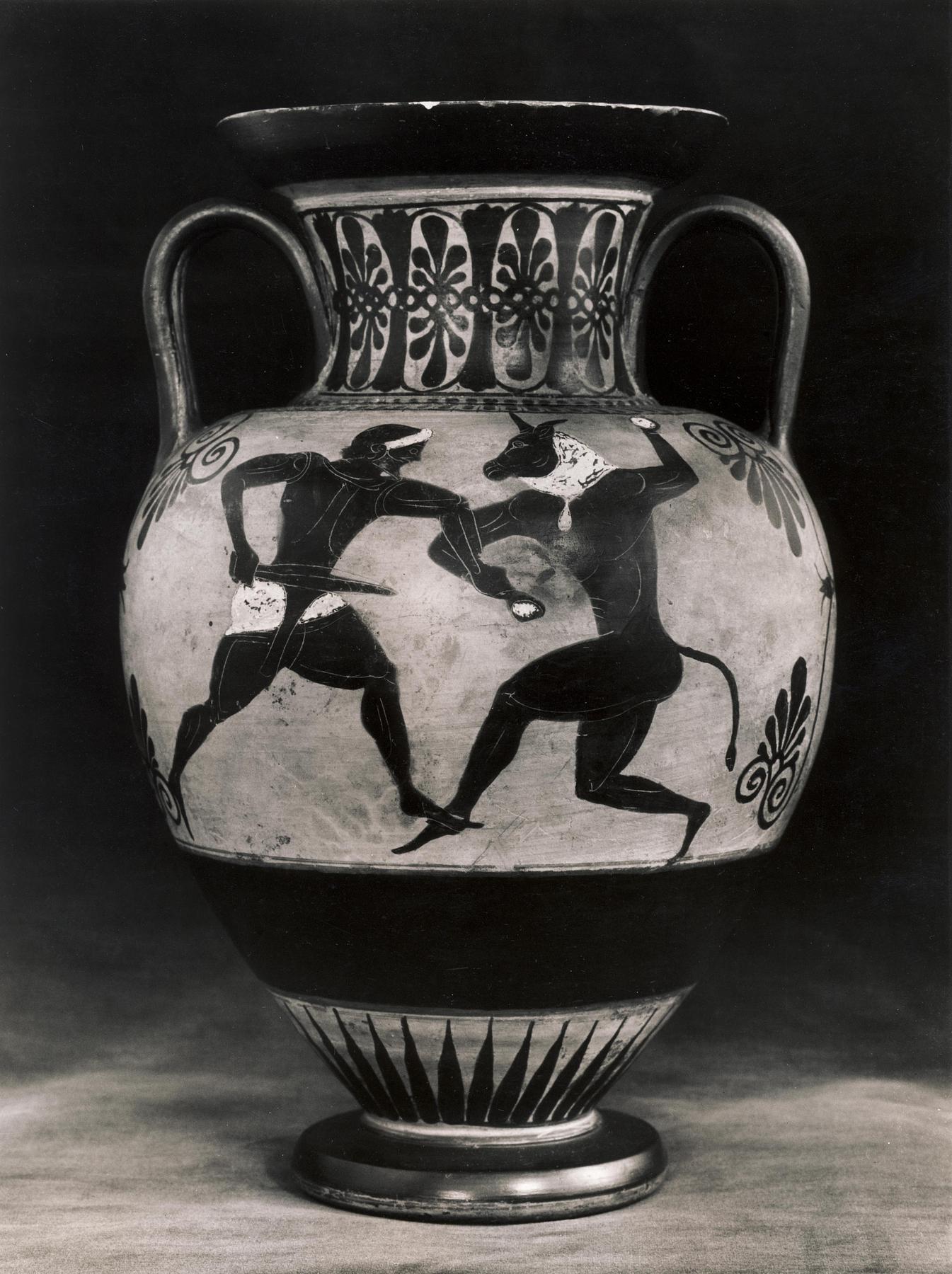 Amphora with Theseus fighting the Minotaur (A) and two runners (B), H547
