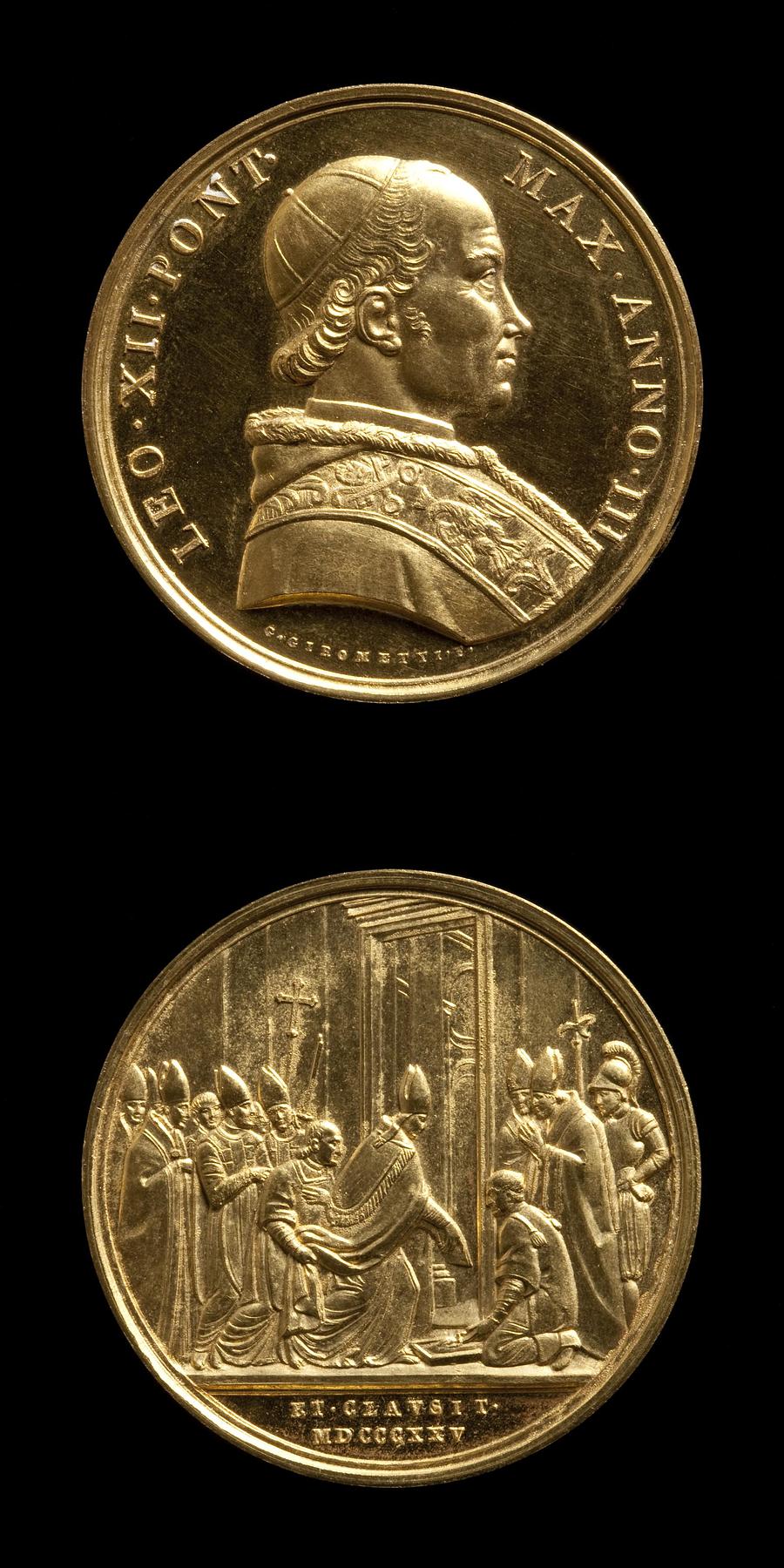 Medaljens forside: Leo 12. Medaljens bagside: Paven lukker Den Hellige Port i Peterskirken, F72