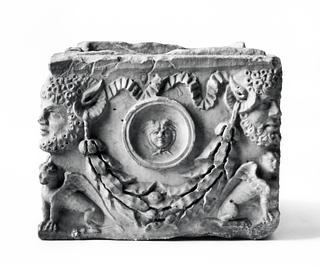 H1492 Askeurne med Zeus Ammon-hoveder og sfinkser