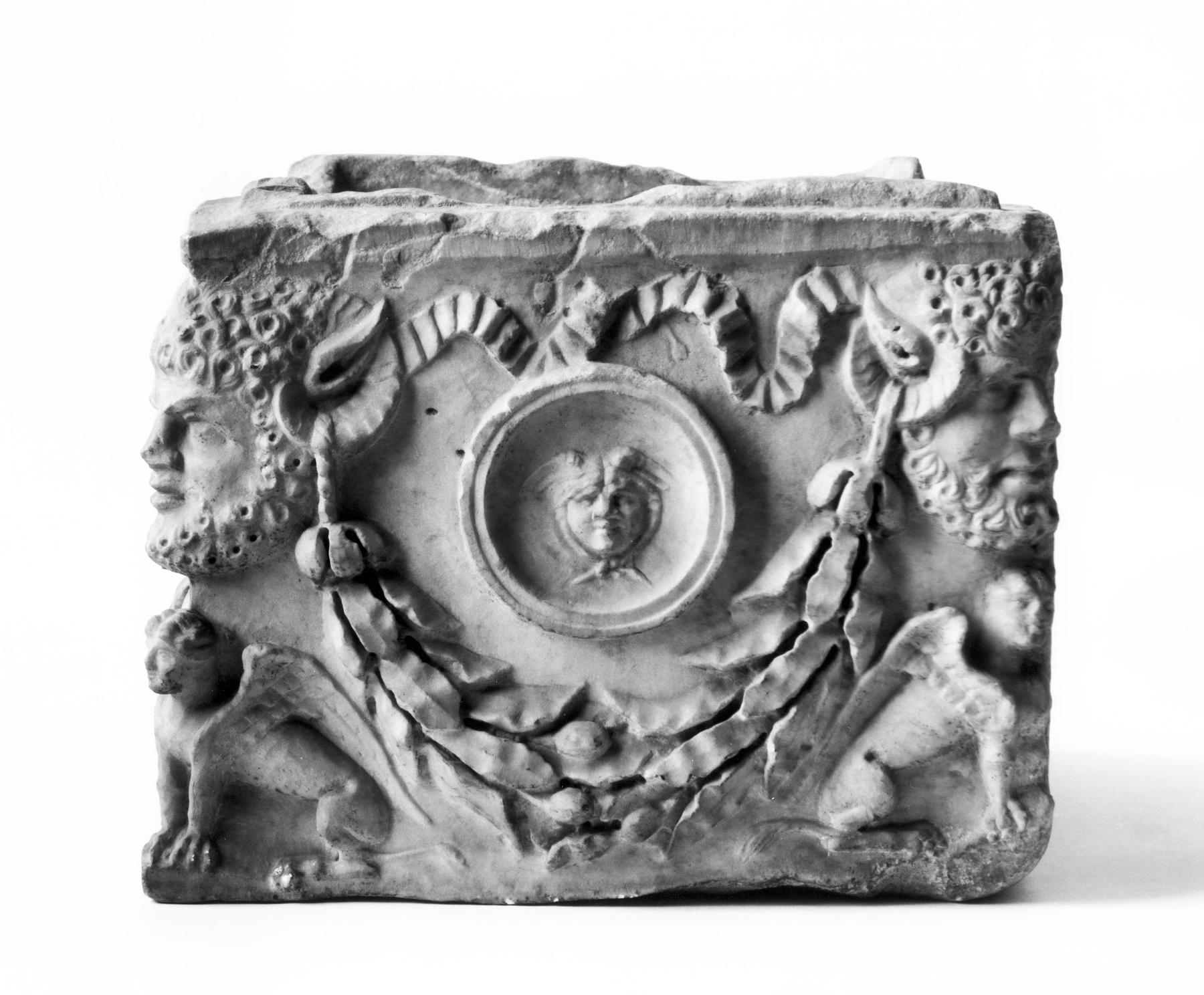 Askeurne med Zeus Ammon-hoveder og sfinkser, H1492