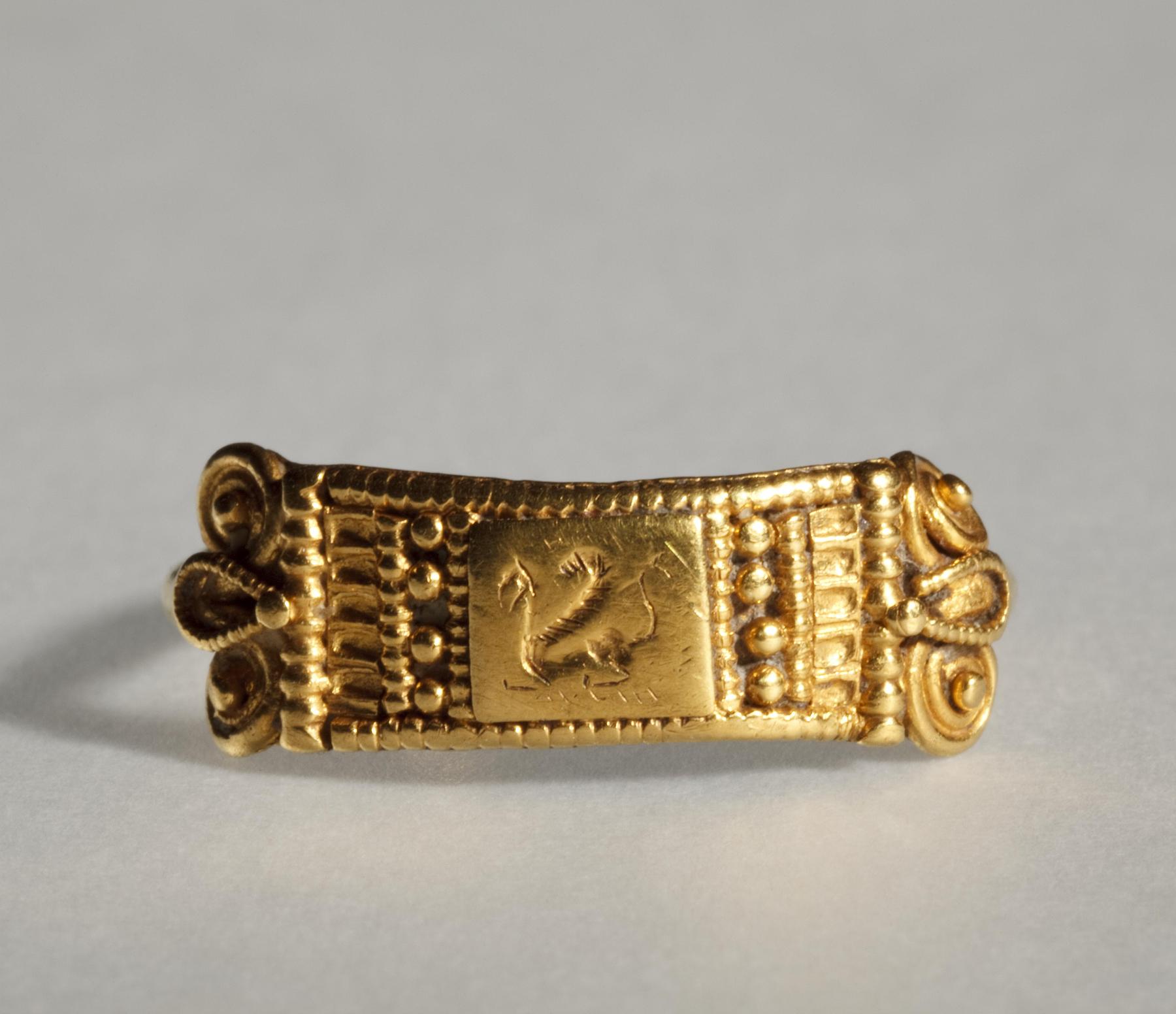 Finger ring with a griffin, H1803