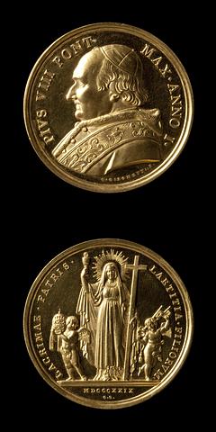 F74 Medaljens forside: Pius 8. Medaljens bagside: Religionen
