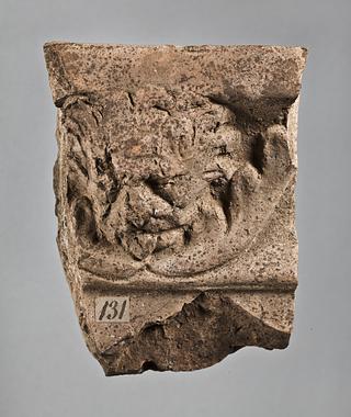 H1131 Campanarelief med løvehoved over akantusornament