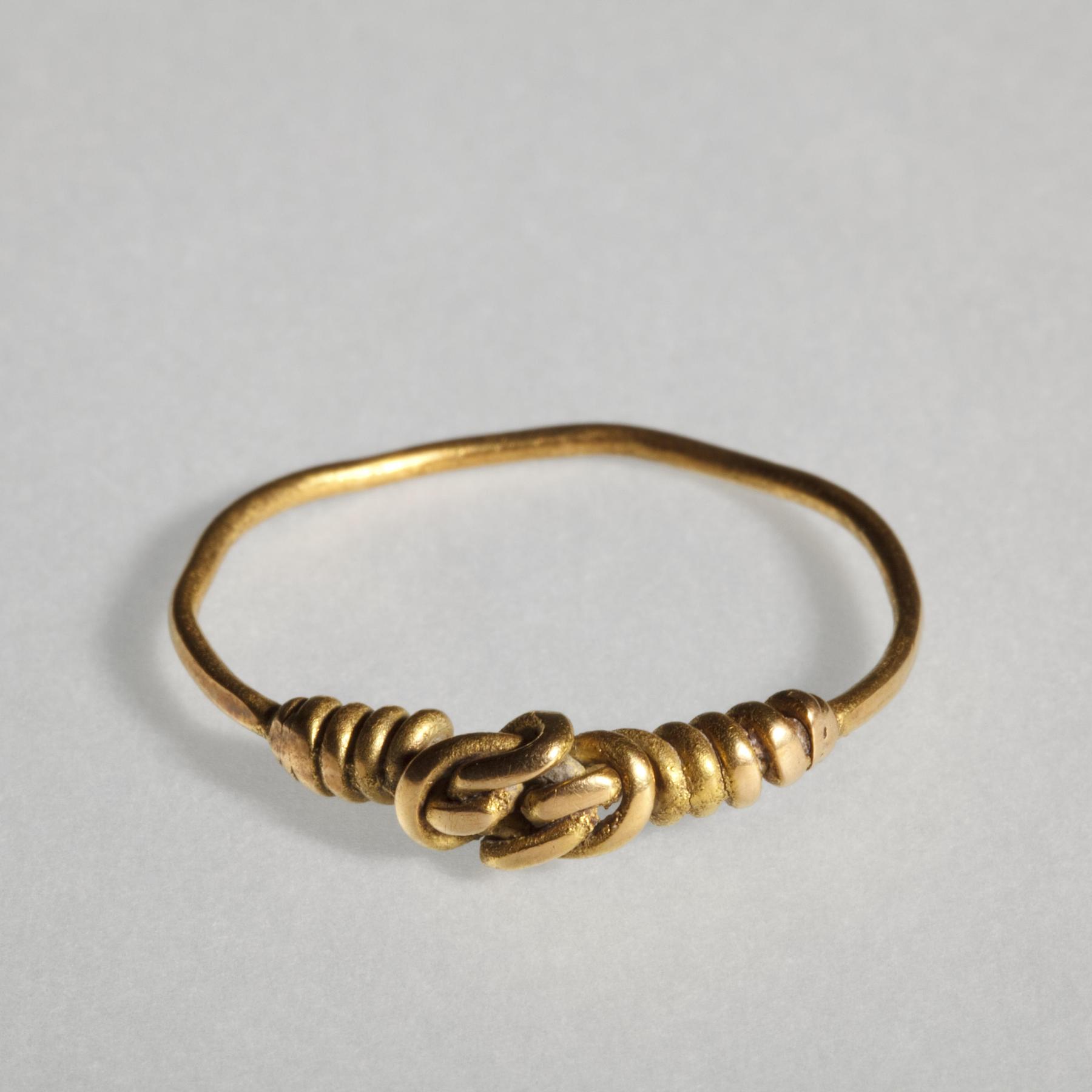 Finger ring with knot-shaped link, H1808
