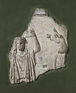 H1133 Arkitektonisk relief med kvinde med en kurv (kanephore) og hoved af en hjort (?)